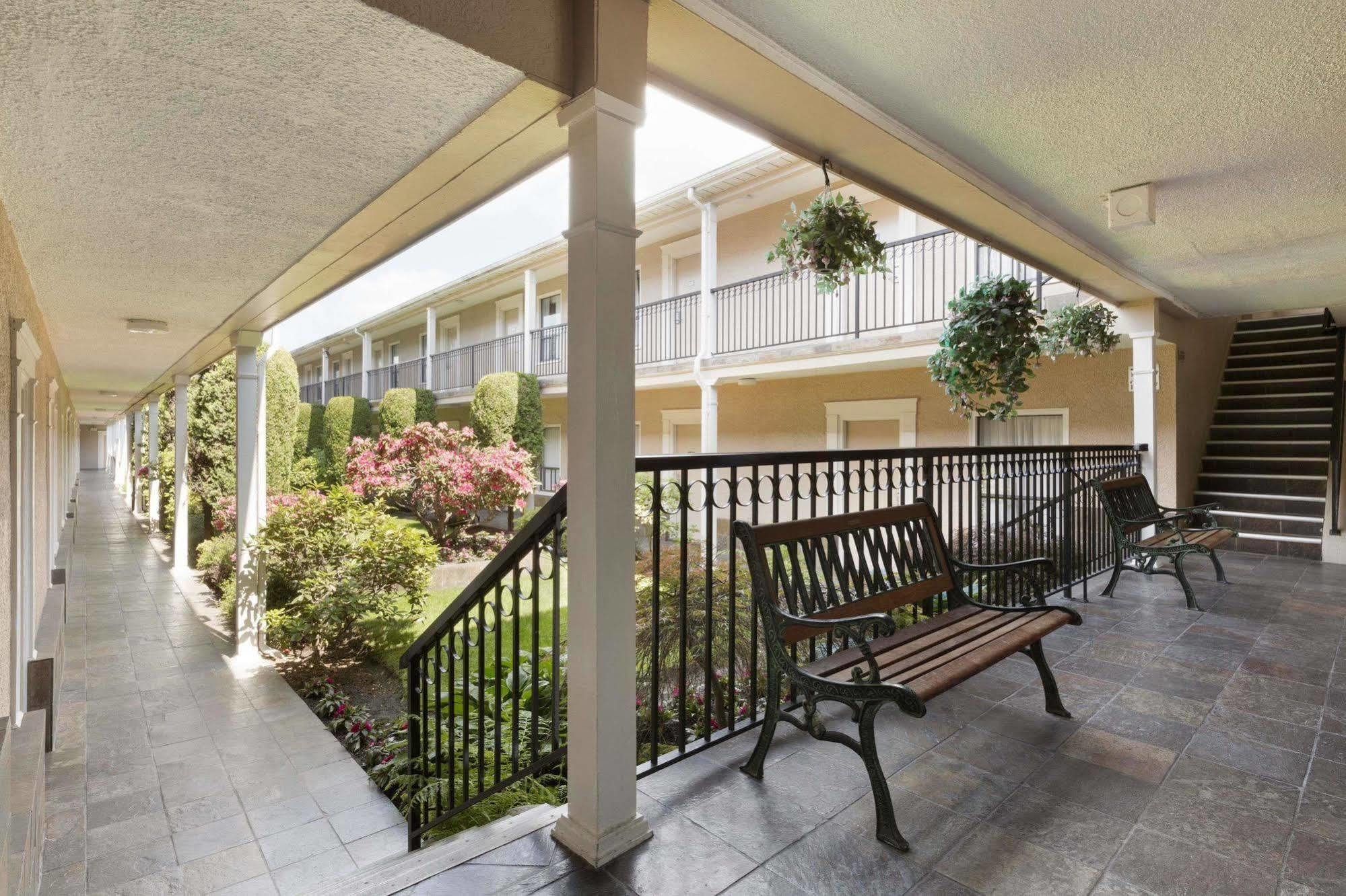Days Inn By Wyndham Vancouver Metro Extérieur photo